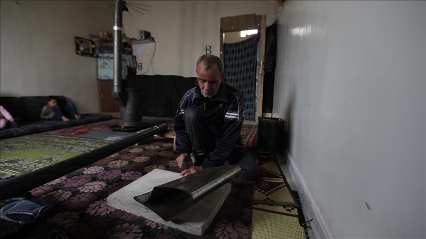 İdlibli görme engelli Fevvaz Tavil, ailesini soba borusu yaparak geçindiriyor