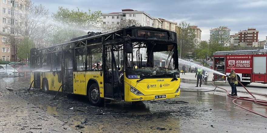 Kartal'da park halindeki İETT otobüsü yandı