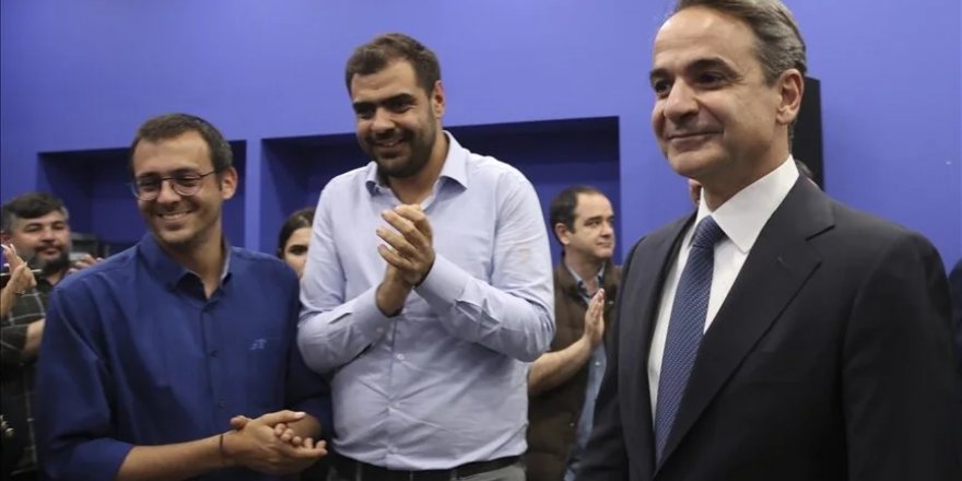 Yunanistan'da seçimin galibi Miçotakis, hükümet kurma görevini iade etti