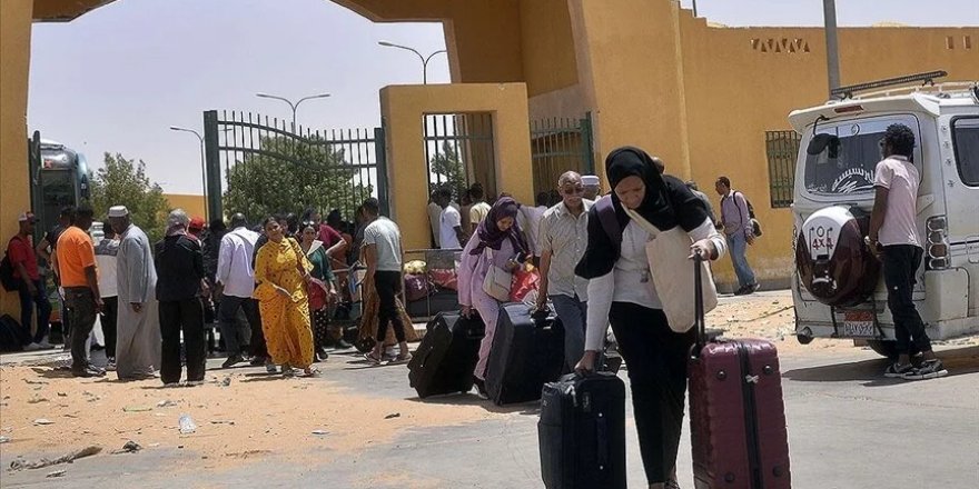 Sudan'da çatışmalar nedeniyle 300 binden fazla kişi ülkeden ayrıldı