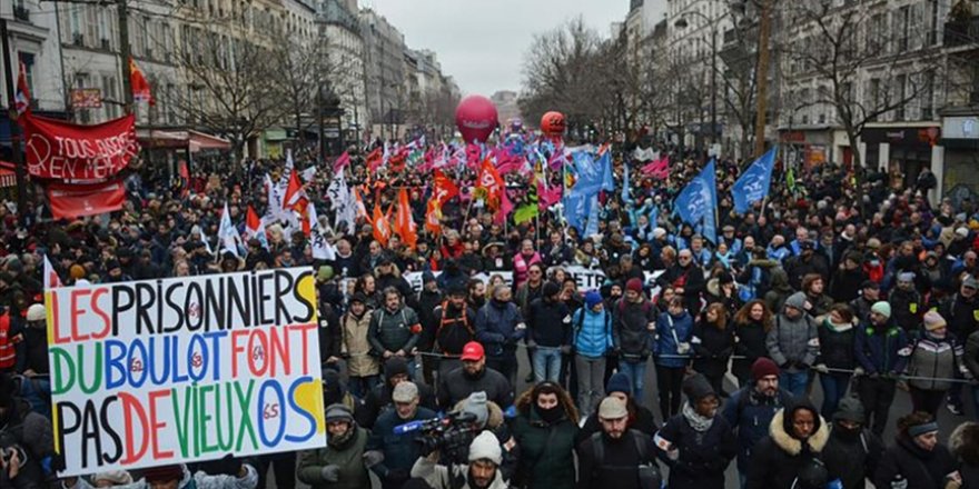 Fransa'da emeklilik yaşını yükselten reform protesto ediliyor