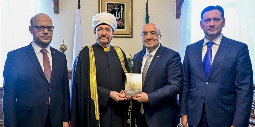 Erdoğan’ın kitabı Rusya Müslümanları Dini İdaresi Başkanı’na verildi