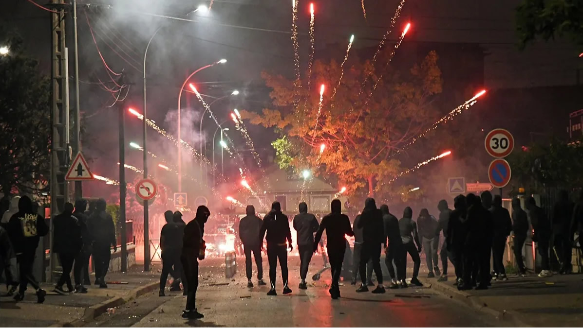 Baldırı çıplaklar kalbini yakıyor Batı'nın