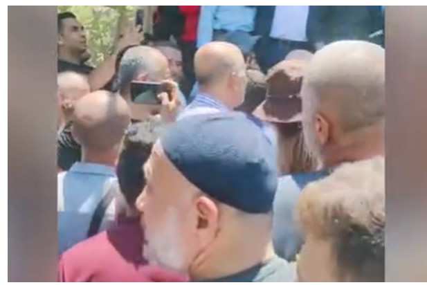 Filistinliler Mahmud Abbas’ın adamlarını cenazeden kovdular!