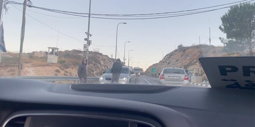 Siyonist yerleşimciler Batı Şeria’da Filistinlilerin yolunu keserken işgal güçleri izledi