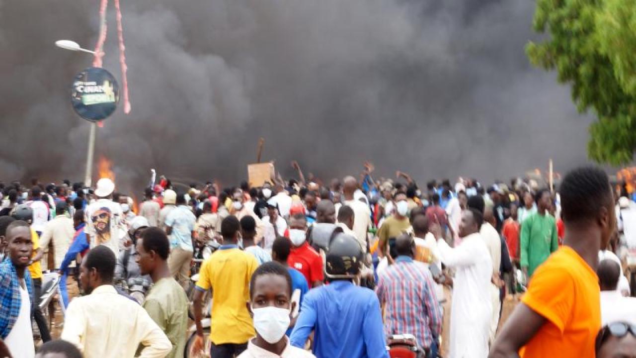 Nijerya askeri darbe sonrası Nijer'in elektriğini kesti
