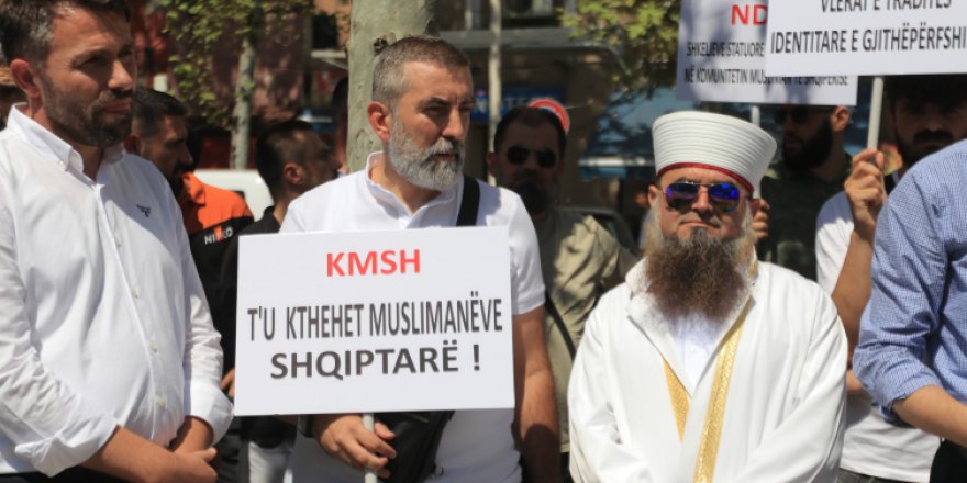 Arnavutluk'ta FETÖ protestosu