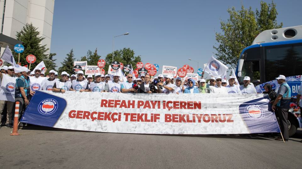 Memur-Sen, hükümetin zam teklifini 81 ilde protesto etti
