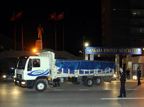 Kamyonu İnceleyen Polise Asker Fırçası!