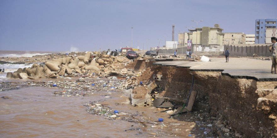 Libya'daki sel ulaşım ağını çökertti