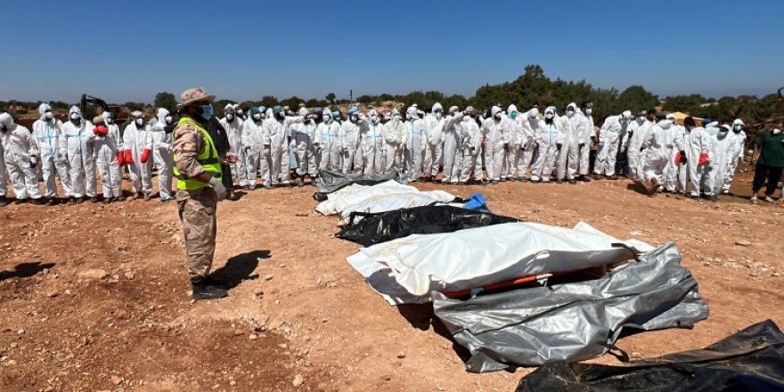 Libya’daki sel felaketinde hayatını kaybedenler toplu mezarlara defnediliyor