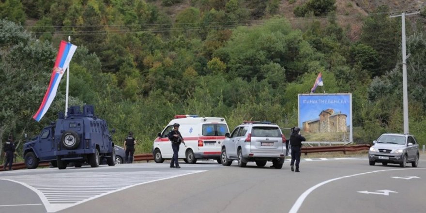 Kosova'da maskeli silahlı Sırplar köylere saldırdı