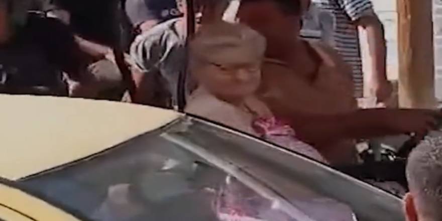 Esir alınan yaşlı kadın Gazze’de zılgıtlarla karşılandı
