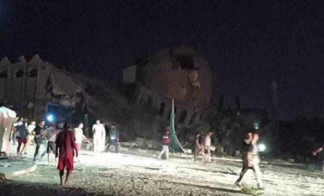 İşgalci İsrail uçakları, camileri vurmaya başladı
