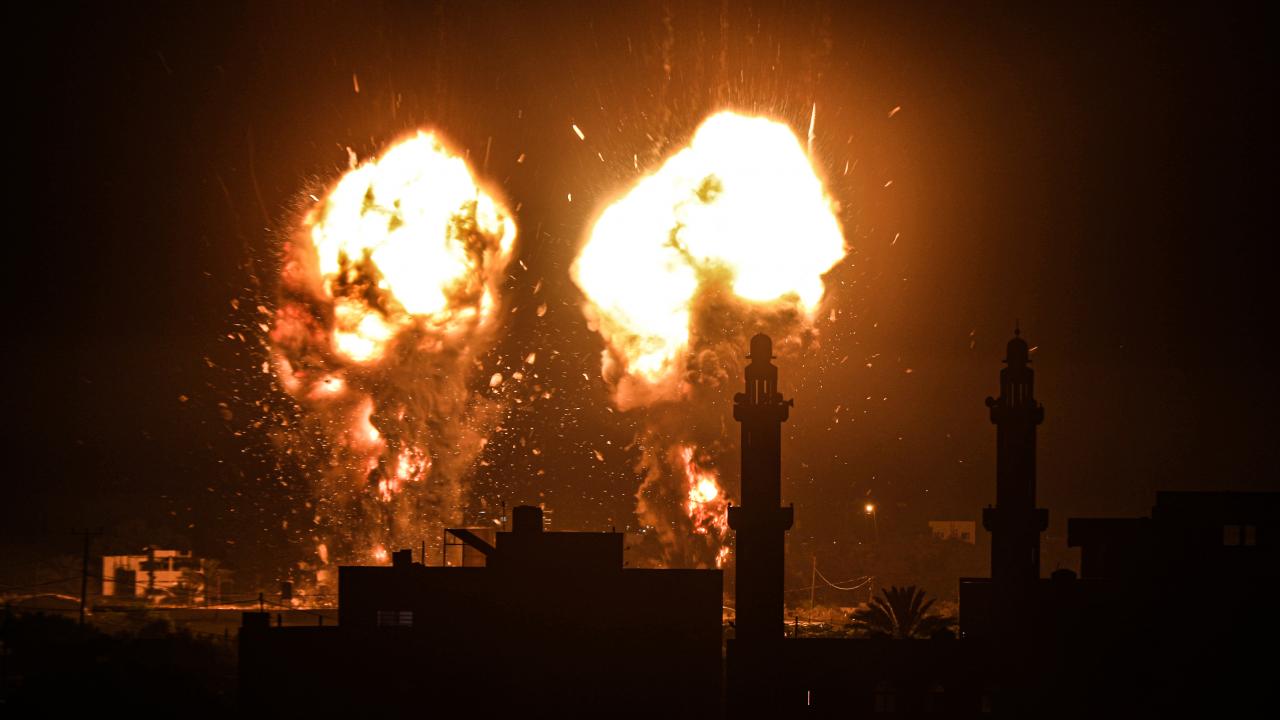 İşgalci İsrail hava saldırılarıyla Gazze Şeridi'nde 7 camiyi yıktı