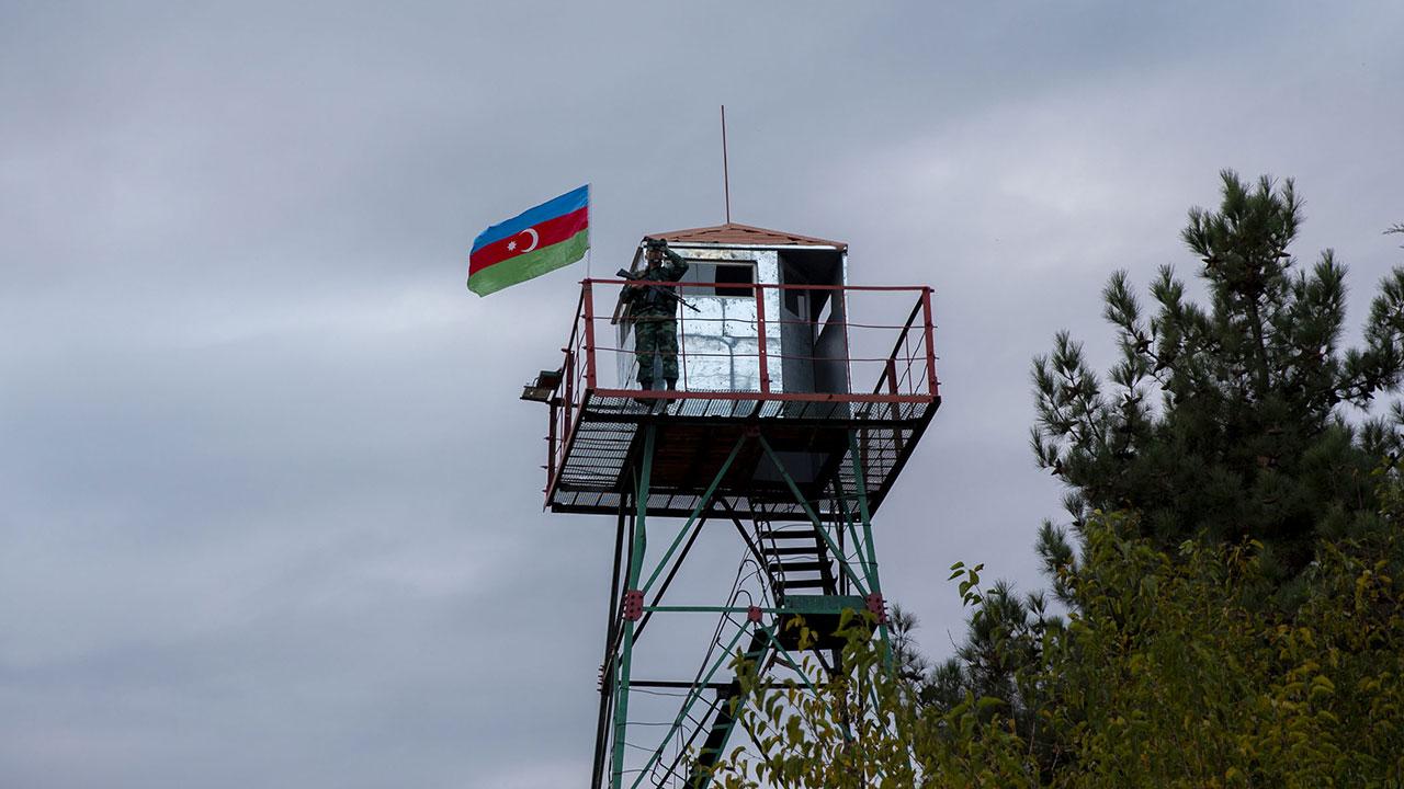 Karabağ’daki Rus askerlerinin boşalttığı noktalarda Azerbaycan polisi görevde