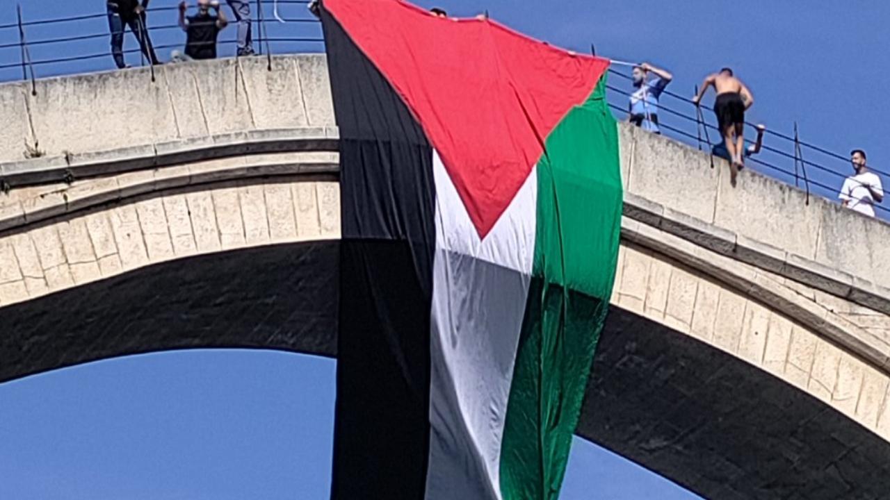 Mostar Köprüsü'ne Filistin bayrağı asıldı