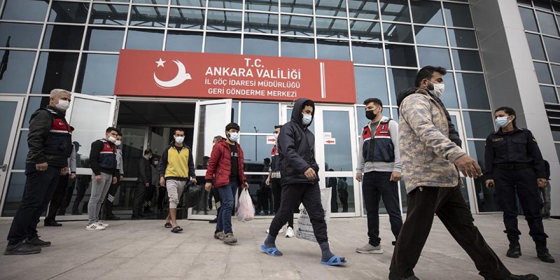 Absürt bahanelerle Afgan tıp öğrencisi deport ediliyor!