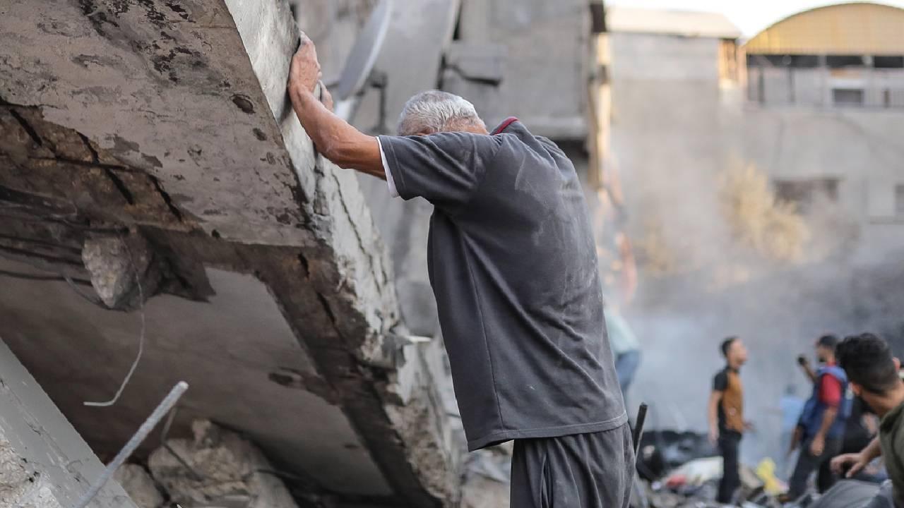 İşgalci İsrail 47'den fazla aileyi komple katletti