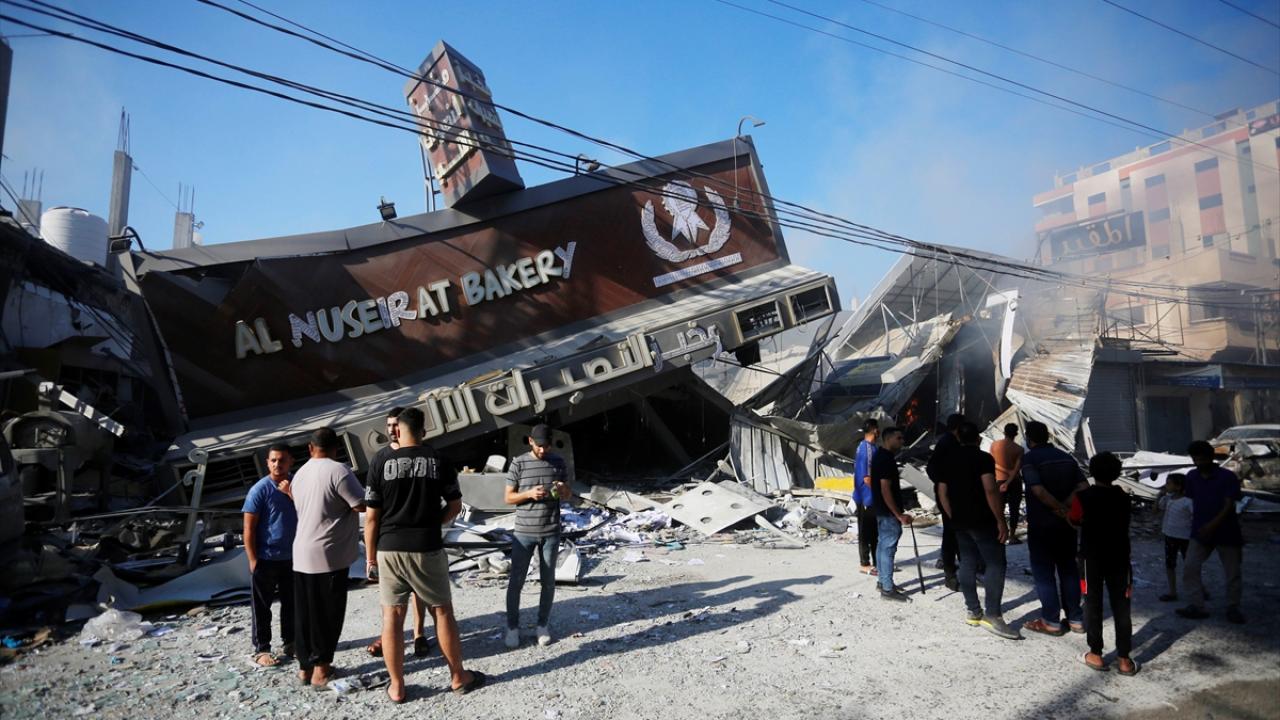 İşgalci İsrail, Nuseyrat Kampı'ndaki bir fırını bombaladı