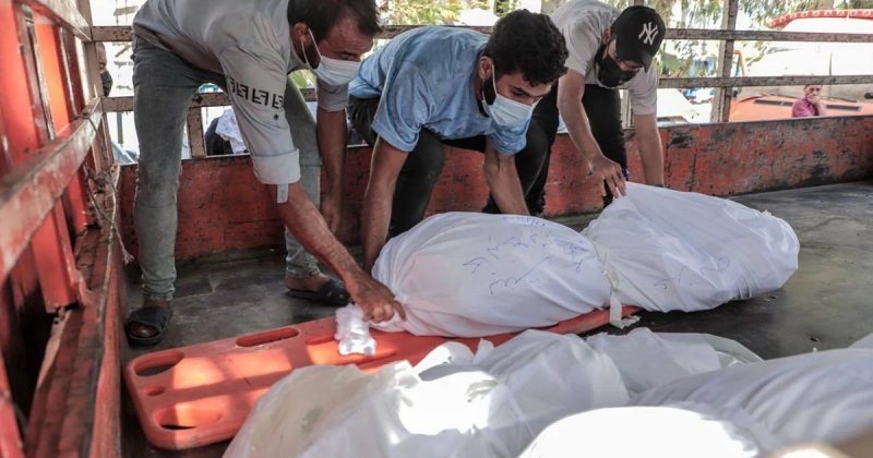 Gazze'de parçalanan cenazeler toplu mezarlara defnediliyor
