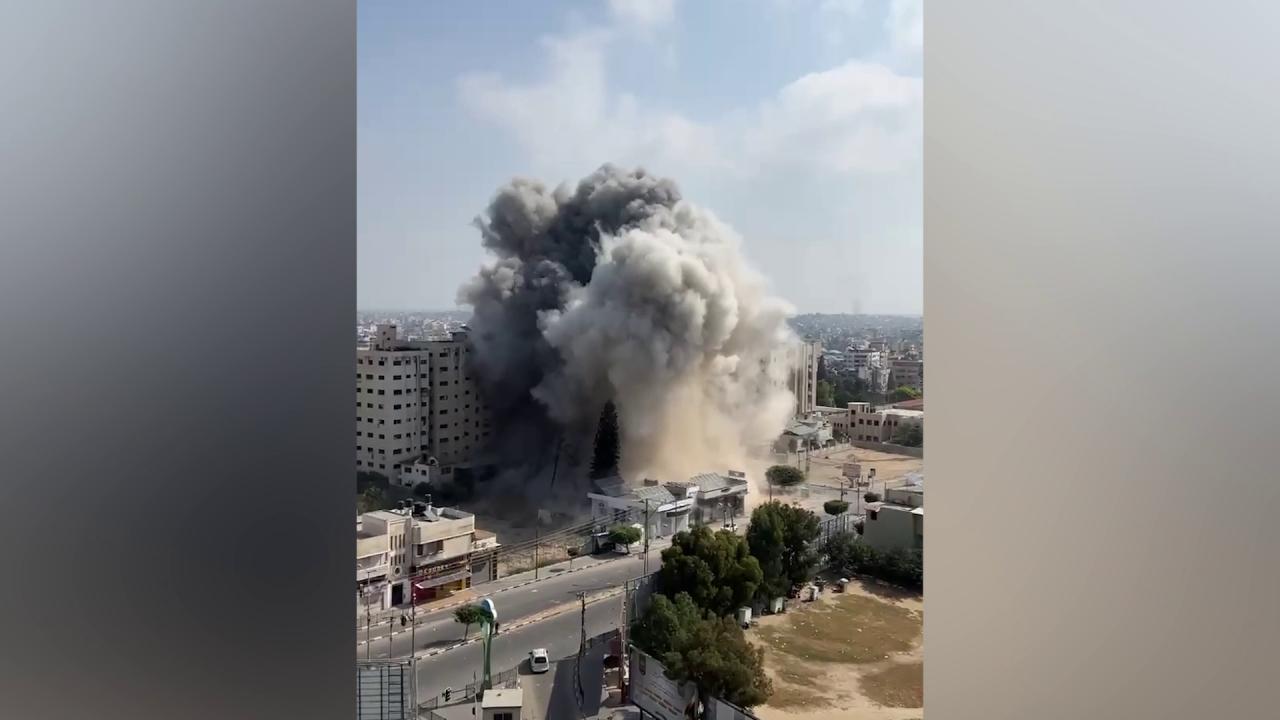 İşgalci İsrail, Şifa Hastanesi'nin çevresini bombaladı