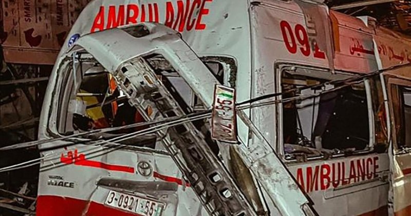 Siyonistler Gazze'de bir ambulansı hedef aldı