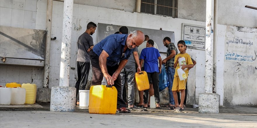 Gazze'de su krizi yaşayan Filistinliler temizlik için deniz suyu kullanmak zorunda kalıyor