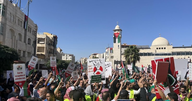 Binlerce Ürdünlü, İsrail Büyükelçiliği önünde gösteri düzenledi