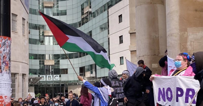 BBC binasının önünde Filistin protestosu