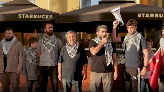 Muştu Gençlik, Starbucks’a boykot çağrısını bu defa Konya’da yaptı