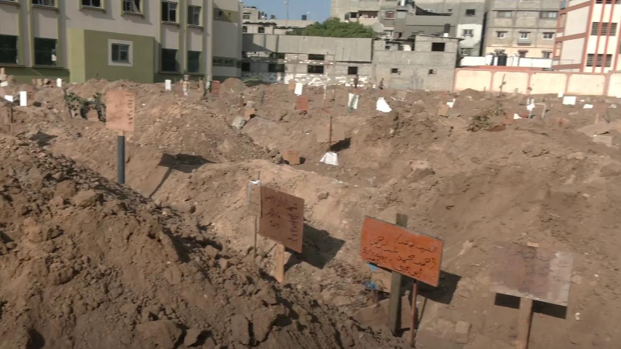 Gazze'de mezarlıklar yetmiyor: Boş araziler toplu mezara dönüştü
