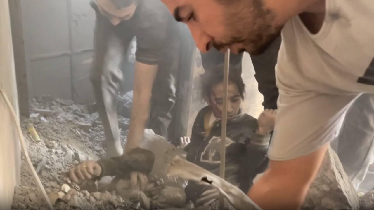 Enkaz altında kalan çocukları elleriyle kazarak kurtardılar