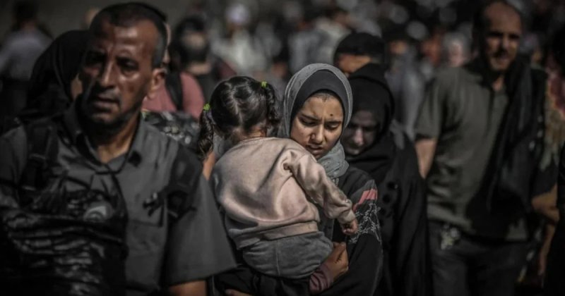 Siyonistlerin zorla göç ettirdiği Gazzeliler çile yolundan geçiyor