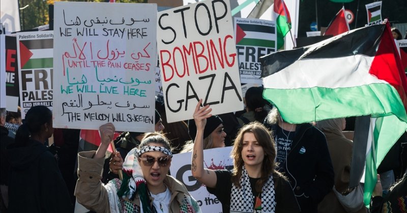 Londra'da on binlerce kişi 5. kez Filistin'e destek için sokaklara indi