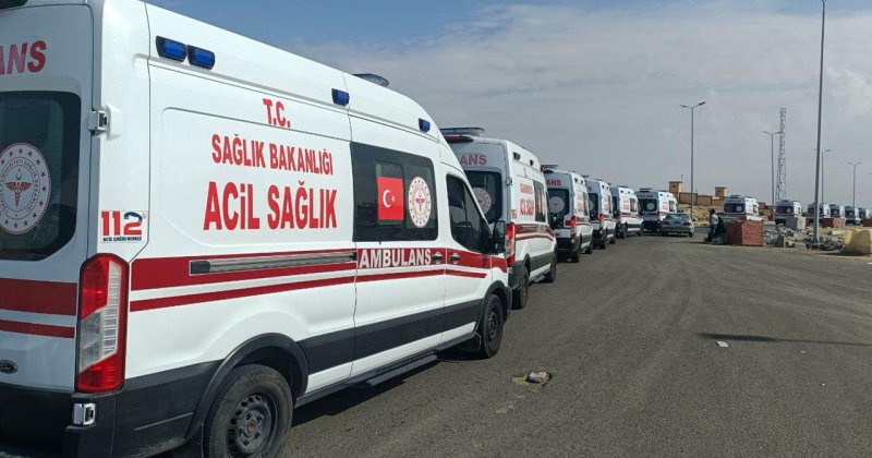 Gazze'ye gönderilen ambulanslar, Refah sınır kapısına hareket etti