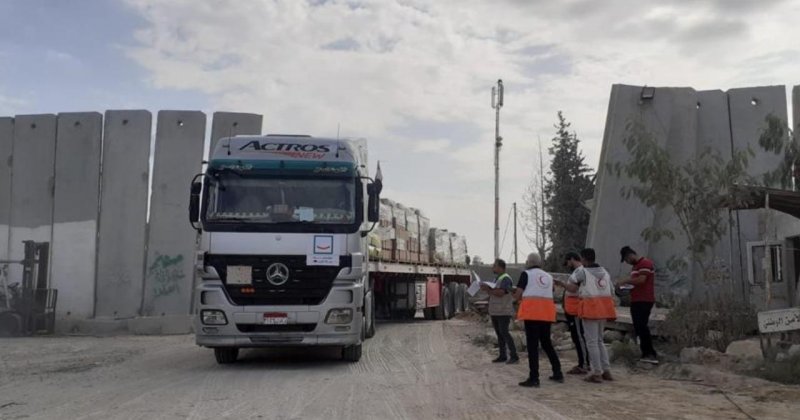 Filistin Kızılayı, Gazze'ye gönderilen 155 tırlık yardımı teslim aldı