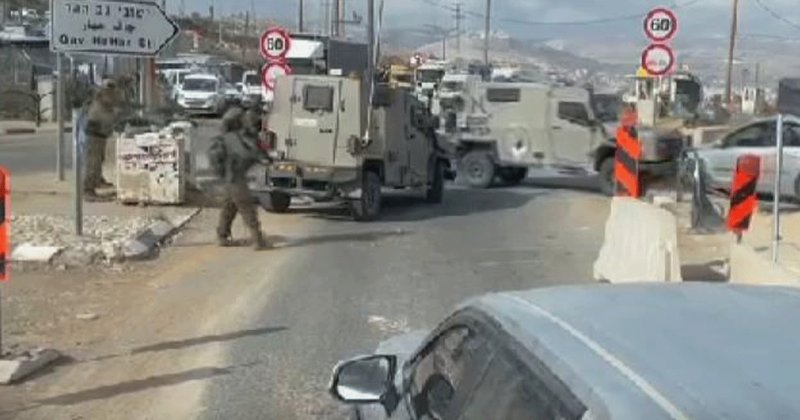 Siyonist zırhlı aracı bir Filistinliye ait otomobili sürüklerken devrildi