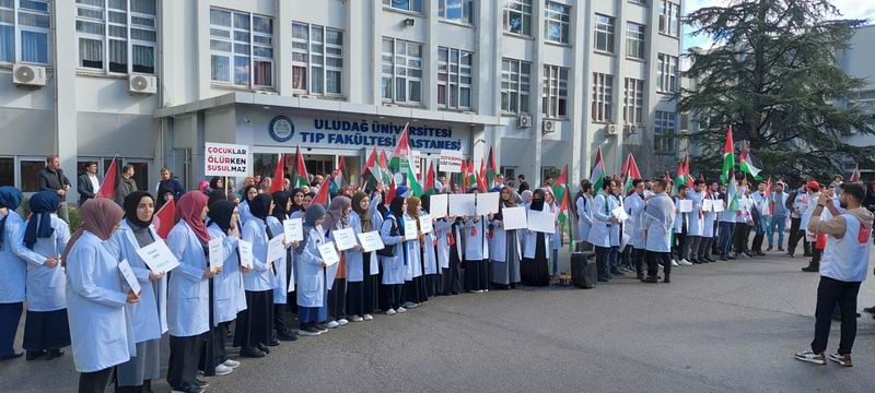 Doktorlar ve tıp öğrencileri Gazze’deki hastane katliamını telin etti