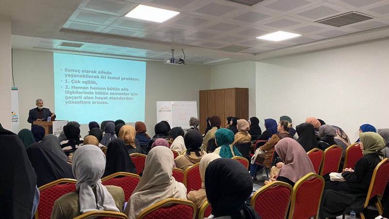 Bilgi ve Erdem Topluluğu'nun ilk seminerinin sunumunu Abdurrahman Ateş yaptı