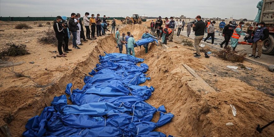 İşgalci İsrail’in katlettiği 111 Filistinlinin cenazesi Han Yunus'ta toplu mezara defnedildi