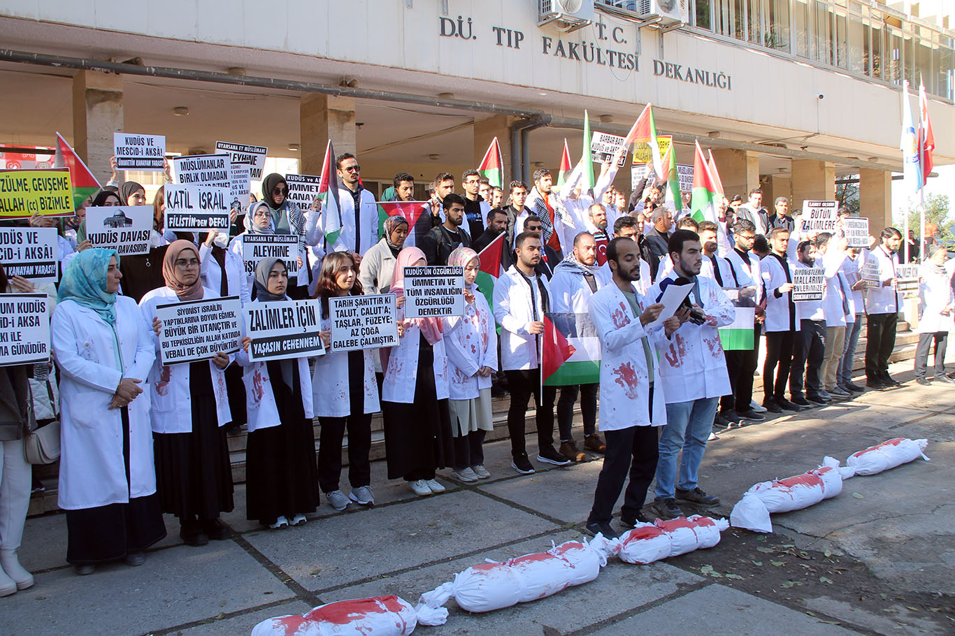 Dicle Üniversitesi öğrencileri ve sağlık çalışanları katliamları protesto etti