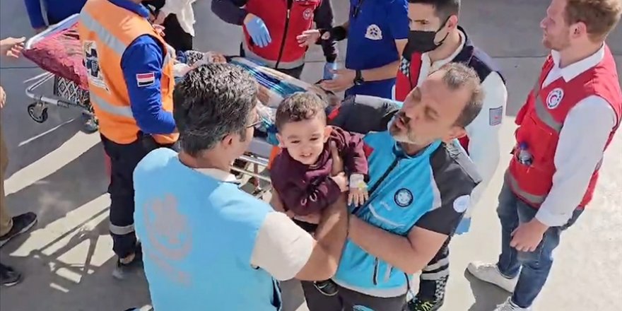 Yaralı 3 Gazzeli çocuk, Sağlık Bakanlığına ait ambulans uçakla Türkiye'ye getiriliyor