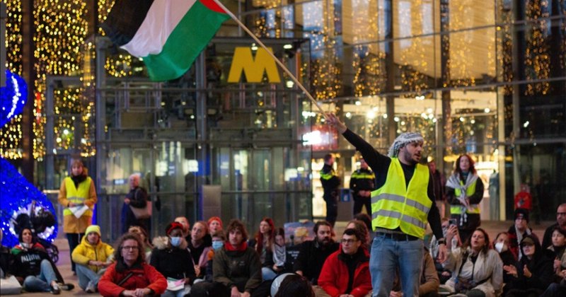 Hollanda'da 8 tren istasyonunda Filistin'e destek için oturma eylemleri yapıldı