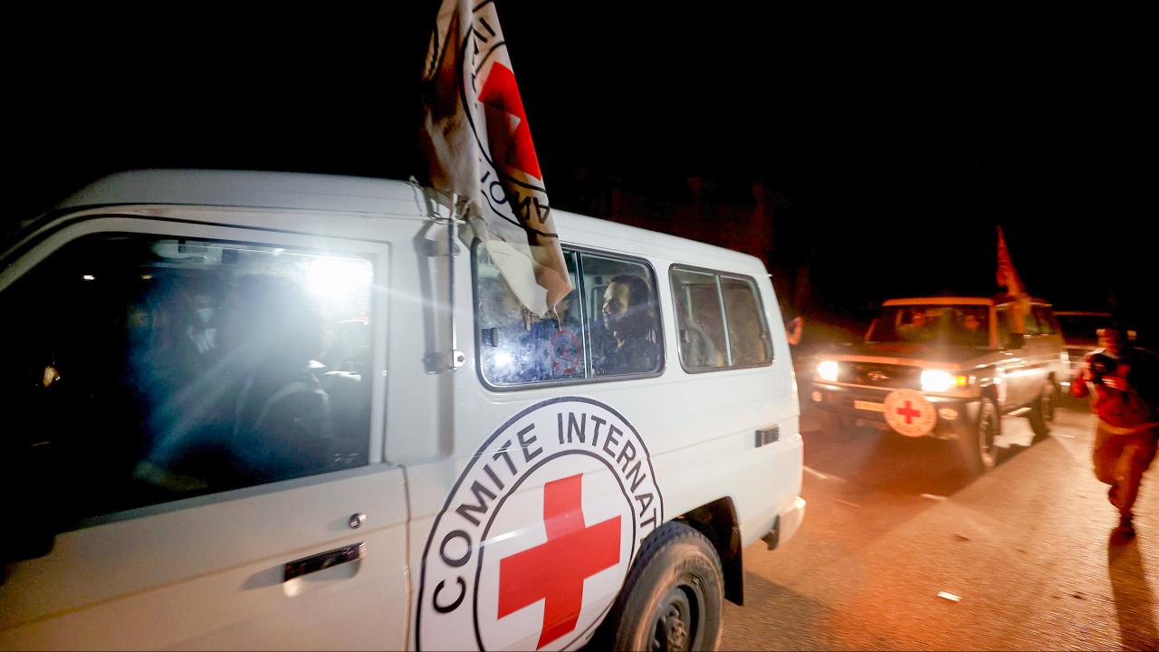 Hamas, 14 İsrailli ve 3 yabancı esiri Kızılhaç yetkililerine teslim etti