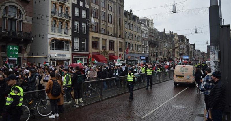 Hollanda'da yüzlerce kişi Gazze'de kalıcı ateşkes için yürüdü