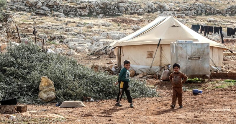 İdlib'deki çadır kamplarda yaşayan siviller, kışa plastik ve karton toplayarak hazırlanıyor