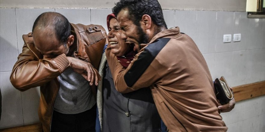 Katil İsrail, Gazze'de "insani ara"nın bitmesinin ardından saldırılarını artırarak sürdürüyor
