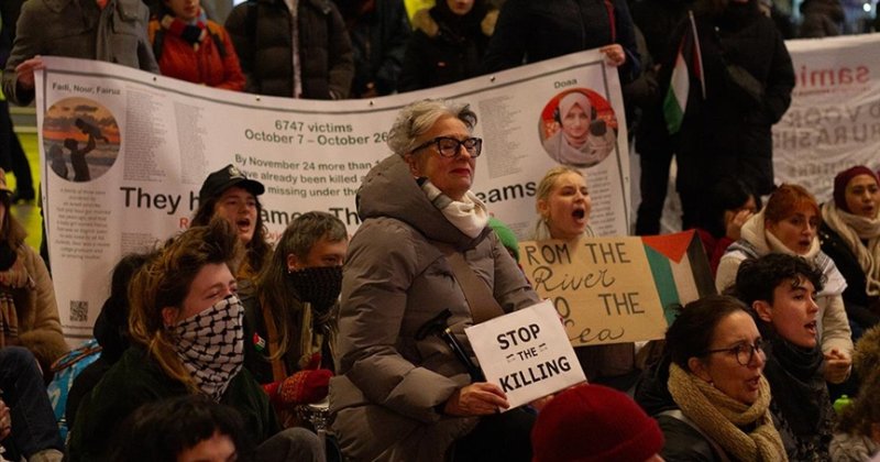 Hollanda'da tren istasyonlarında Filistin'e destek için oturma eylemleri yapıldı