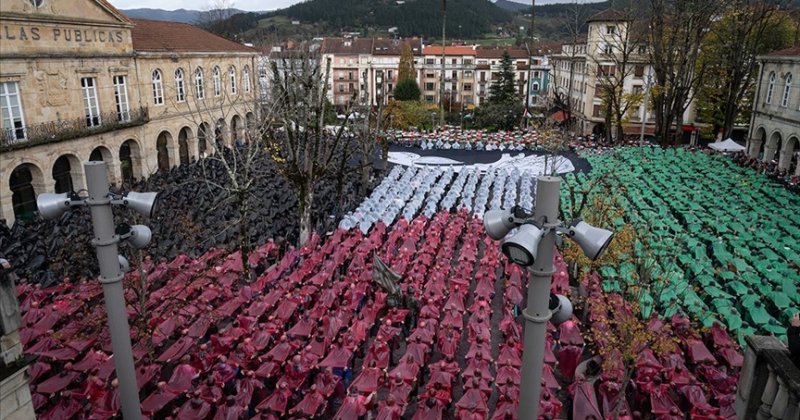 İspanya'da yüzlerce kişi insan mozaiği oluşturarak Filistin'e destek verdi